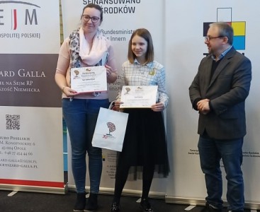 Uczennica biorąca udział w konkursie z opiekunką p. Sylwią Wojnar - powiększ