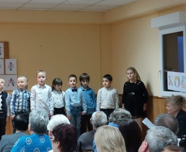Występ uczniów naszej szkoły z okazji Dnia Babci i Dziadka - powiększ