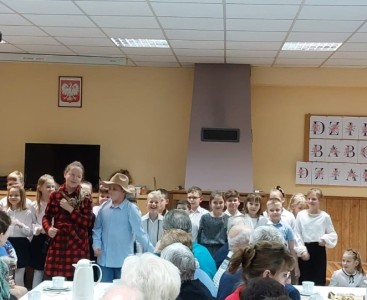 Występ uczniów naszej szkoły z okazji Dnia Babci i Dziadka - powiększ