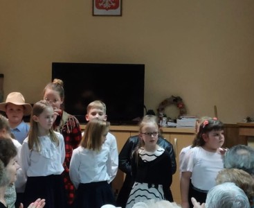 Występ uczniów naszej szkoły z okazji Dnia Babci i Dziadka - powiększ