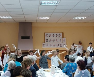 Występ uczniów naszej szkoły z okazji Dnia Babci i Dziadka - powiększ