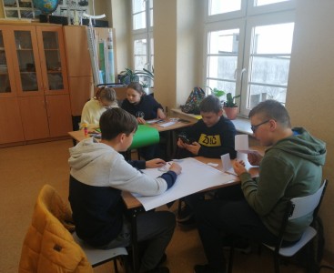 Uczniowie klasy 8 na zajęciach w ramach projektu Deutsch AG - powiększ