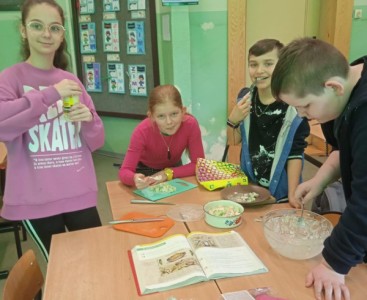 Uczniowie klasy 4 przygotowują sałatki - powiększ