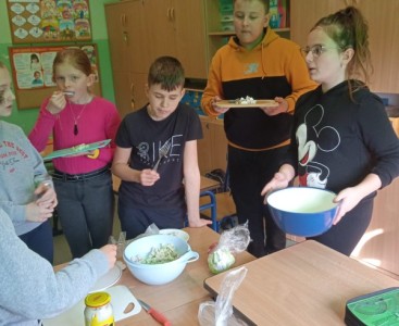 Uczniowie klasy 4 przygotowują sałatki - powiększ